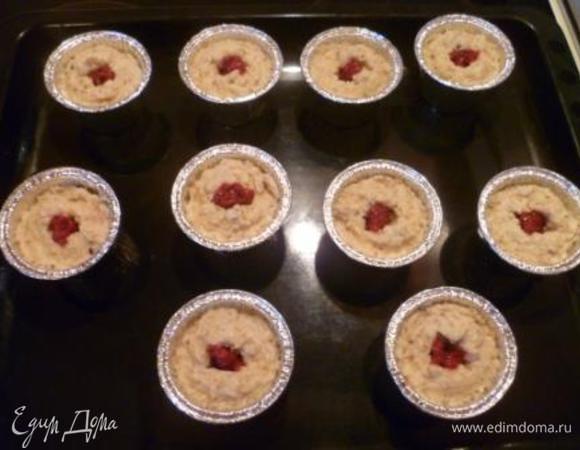 В центре каждого пирожного сделать углубление и положить туда немного малинового варенья.
