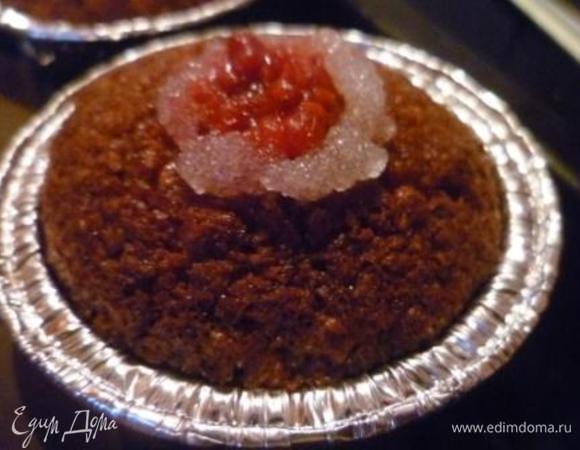 Выпекать при температуре 200'С 15-20 мин до золотистого цвета. Готовность проверяем с помощью зубочистки.
Сварить сироп (100 мл воды + 1 ст.л. сахара + 0,5 ч.л. миндальной эссенции или 2 ст.л. ликера), пропитать им пирожные.
Если начинка вся ушла внутрь, снова выкладываем сверху малиновое варенье.
Вокруг нарисовать кольцо сахарной глазурью (вода + сахарная пудра).
