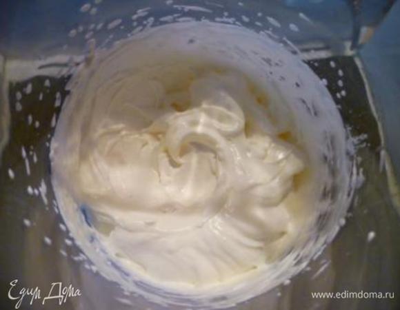 Сливки взбить до мягких пиков. Вмешать в них соду.
