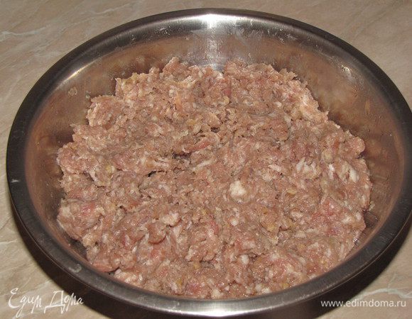 Приготовить фарш, пропустив мясо через мясорубку. Можно брать любое мясо. У меня свинина + куриная грудка. Очень люблю этот состав.)))