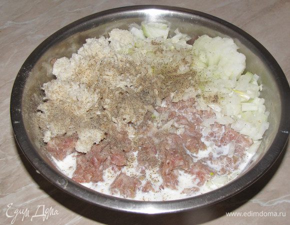 Добавить в фарш, отжатый белый хлеб, мелко нарезанную луковицу, соль, перец и хмели-сунели (по желанию). Влить пару ложек молока, в котором замачивался хлеб. Хорошо перемешать.