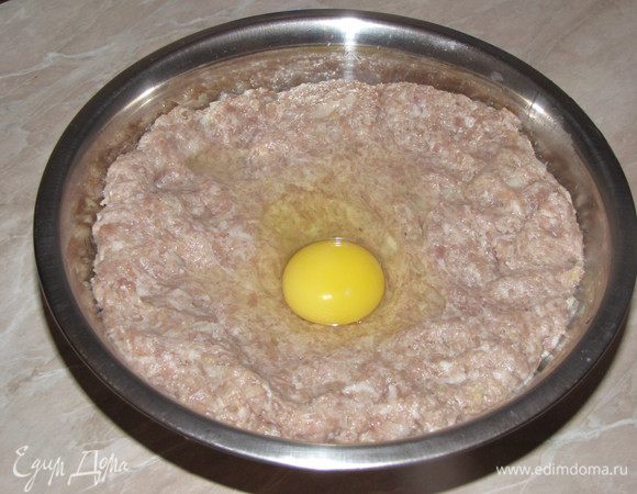 Затем добавить 1 яйцо и еще раз хорошо перемешать.