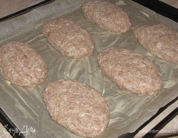 Набираем большую горсть фарша и формируем продолговатые котлетки. Из данного количества фарша должно получиться 6 больших котлеток. Выкладываем их  на противень.