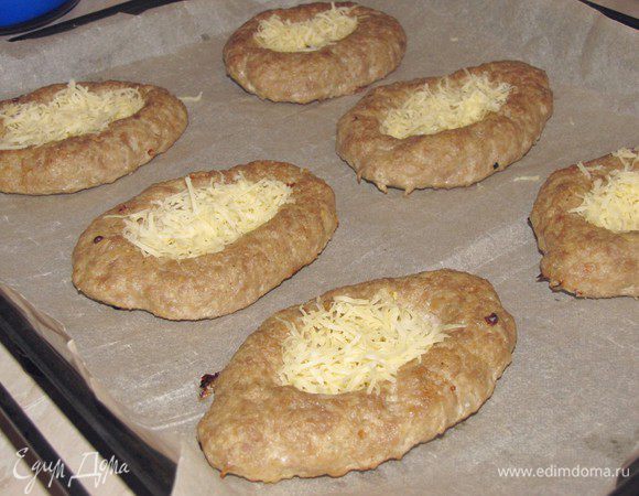 Через 20 минут котлетки достаем и присыпаем тертым сыром.