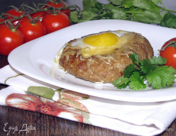 Подаем шницели со свежими овощами и любой зеленью. Приятного аппетита!