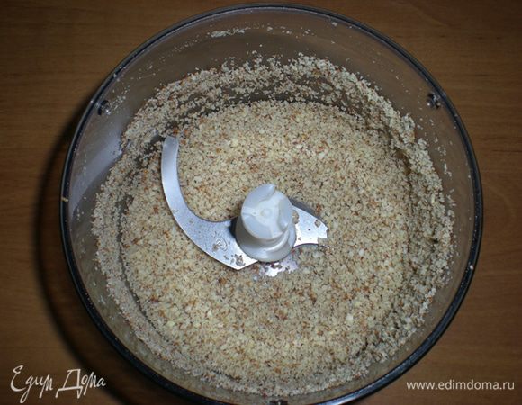 Миндаль измельчить блендером в мелкую крошку.
