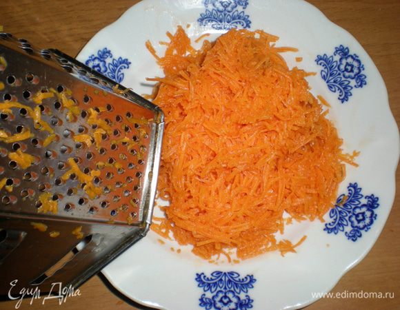 Сырую тыкву натереть на средней терке.