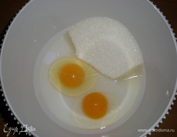 Яйца взбить со 150 г сахара с помощью миксера 5-7 минут, чтобы масса стала пышной и густой.