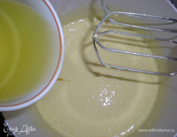 Не прекращая взбивать, влить растительное масло тонкой струйкой.