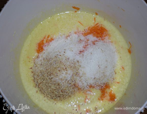 В яичную смесь добавить тыкву, миндаль и кокосовую стружку. Аккуратно лопаткой перемешать ингредиенты, равномерно распределив их в тесте.