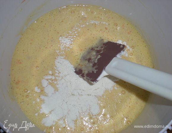 Смешать муку с разрыхлителем и осторожно смешать ее с жидкими продуктами. Я муку добавляла частями, каждый раз тщательно размешивая.