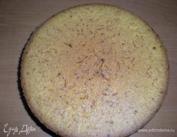 Корж достать из формы и остудить на решетке.