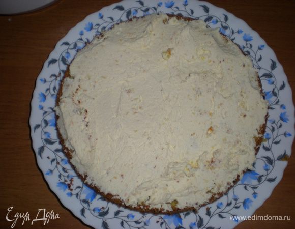 Разрезать на 2 части. Сливки взбить со 100 г сахара. Сливки я брала домашние. Если у вас из магазина, то берите жирные - 33%.
Перемазать коржи кремом. Смазать верх и бока кремом. Украсить миндальными лепестками. Я еще верх украсила замороженными ягодами малины. Оказалось, что малина здесь была очень к месту, добавив кислинку сладкому торту.