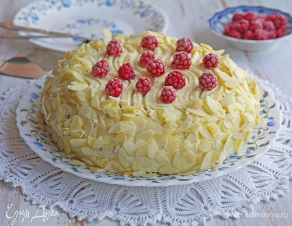 Как всегда, тыква придала приятный вкус и цвет выпечке, пропустив на первый план кокос и миндаль. Не смотря на жирный крем, торт получился какой-то легкий и в небольшой компании незаметно ушел под ароматный чай.