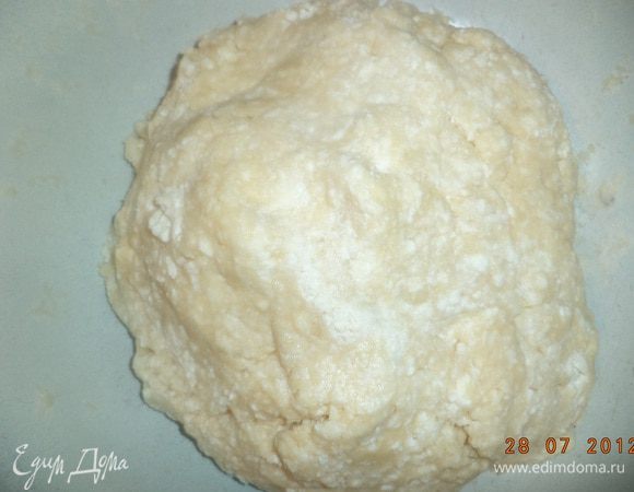 Перемешать муку и разрыхлитель. Добавить протёртый через сито творог, растительное масло, 100 г сахара, молоко, ванильный сахар, соль. Тщательно вымесить тесто.