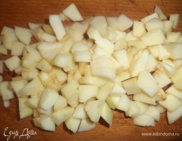 Для начинки 4 крупных яблока очистить от кожуры, удалить семена, мякоть нарезать мелкими кубиками.