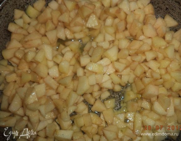 На сковороде растопить сливочное масло, выложить яблоки и 3-4 ст. лож. сахара. Потомить фрукты несколько минут, посыпать корицей, перемешать и убрать с огня.