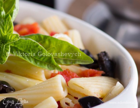 Промыть и обсушить базилик, большую часть листьев нарезать и смешать с пастой. 
Приправить солью, перцем и подавать с отложенными листьями базилика и тертым пекорино.
