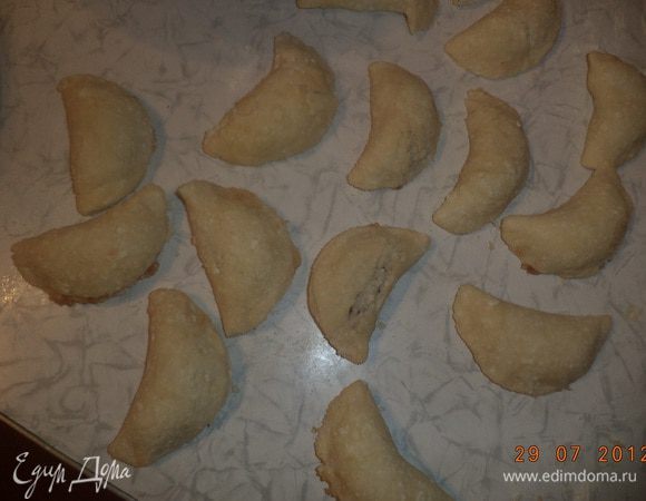 Противень смазать маслом, выложить пирожки и выпекать  при  температуре 200 градусов до золотистого цвета.