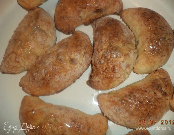 Сахарную пудру и лимонный сок тщательно растереть ложкой. И полученной глазурью смазать ещё горячие пирожки. Угощайтесь!!!