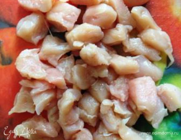 Курицу и лук нарезать средними кубиками.