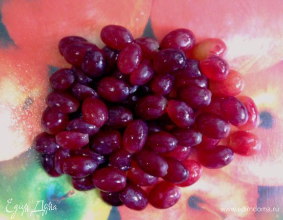 Виноград промыть, нарезать вдоль напополам.