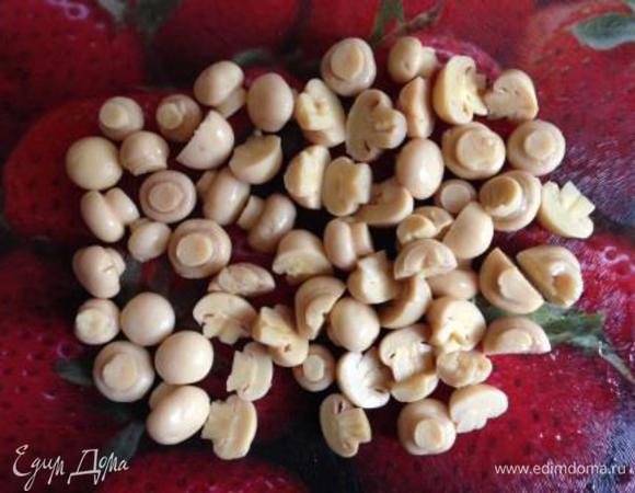 Грибы отцедить от рассола и, если крупные, нарезать.