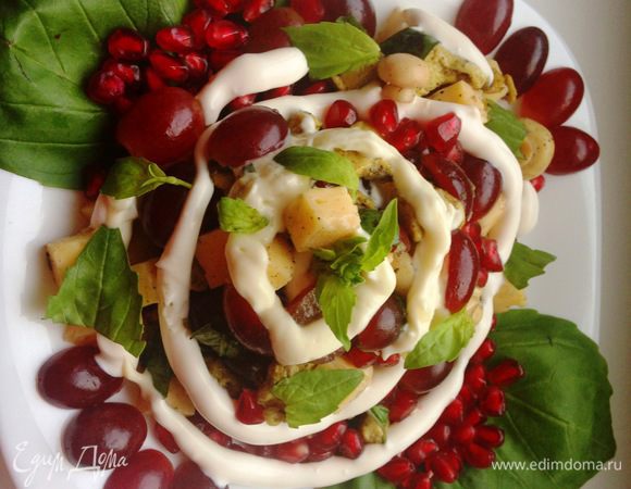 Соединить курицу, грибы, сыр, виноград, базилик, добавить зерна граната, выдавить 2 зубчика чеснока, поперчить и заправить майонезом.