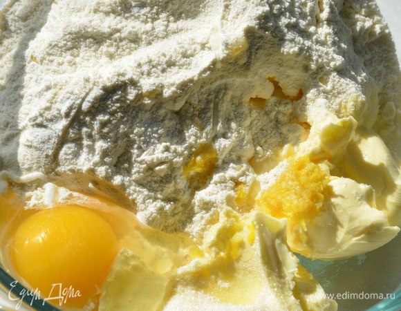 Смешать размягченное сливочное масло, муку, яйцо, сахар, разрыхлитель, цедру одного лимона.