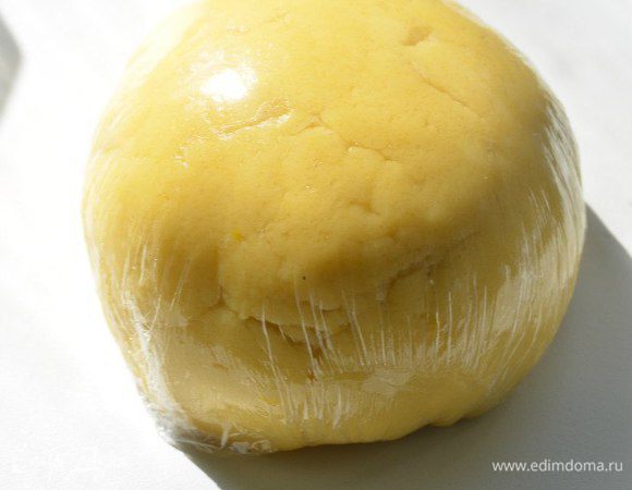 Замесить тесто, завернуть его в пищевую пленку и положить в холодильник на 15 мин.