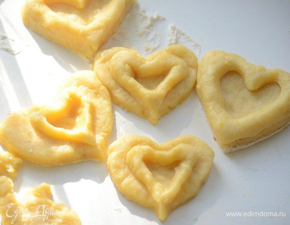 Затем раскатать тесто и и вырезать формочками по паре печенье в виде сердечек - одно целое, второе с отверстием внутри. Противень покрыть пекарской бумагой.
Выпекать 15 мин при 180°С. 
