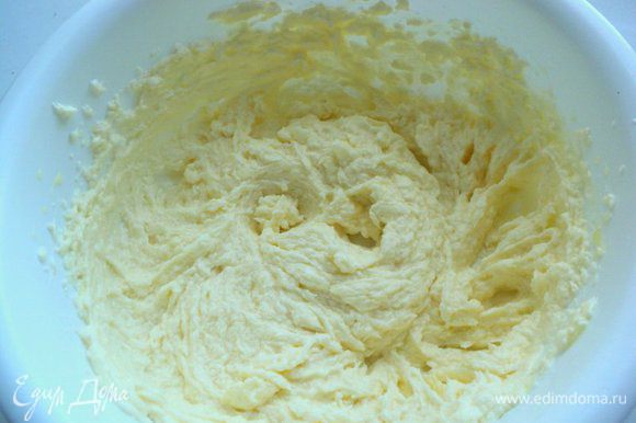 Для приготовления основы чизкейка 150 г размягчённого сливочного масла растереть со 125 г сахара и ванильным сахаром. Добавить 1 яйцо и перемешать.