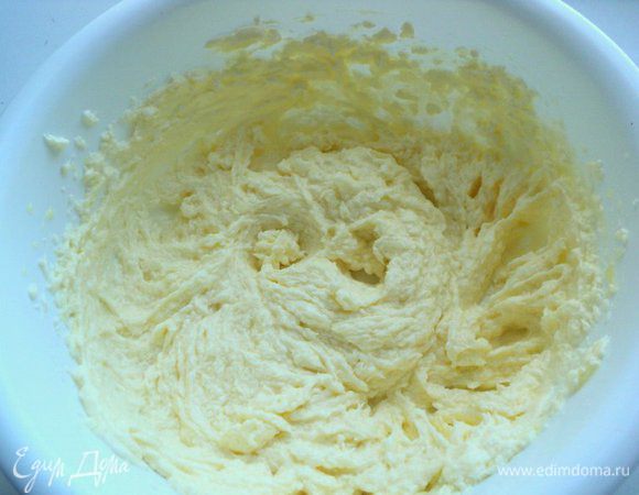 Для приготовления основы чизкейка 150 г размягчённого сливочного масла растереть со 125 г сахара и ванильным сахаром. Добавить 1 яйцо и перемешать.