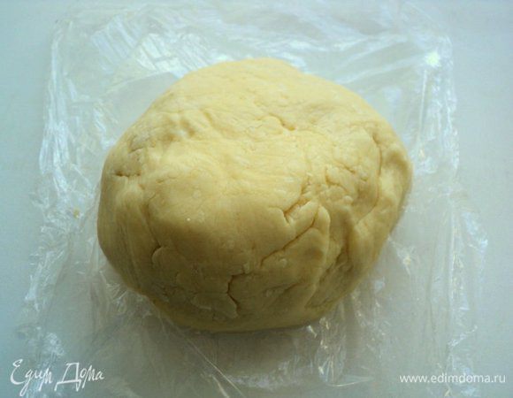 Всыпать разрыхлитель с просеянной мукой и замесить не очень крутое однородное тесто. 