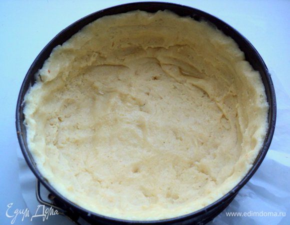 Выложить тесто в смазанную маслом форму (дно застелить бумагой для выпечки) и сформировать бортики. Поставить форму с тестом в холодильник на 30 минут.