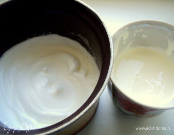 Для приготовления начинки, оставшиеся яйца разделить на белки и желтки. Желтки растереть с оставшимся сахаром. Белки взбить с щепоткой соли до пышности.