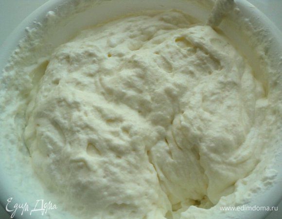  Добавить в творог растертые желтки и хорошенько перемешать до однородности. Всыпать крахмал и еще раз перемешать. Добавить в несколько приемов взбитые белки, осторожно перемешать при помощи лопатки.