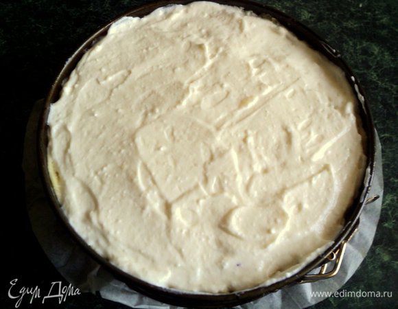 Выложить приготовленную творожную массу на тесто и разровнять. 