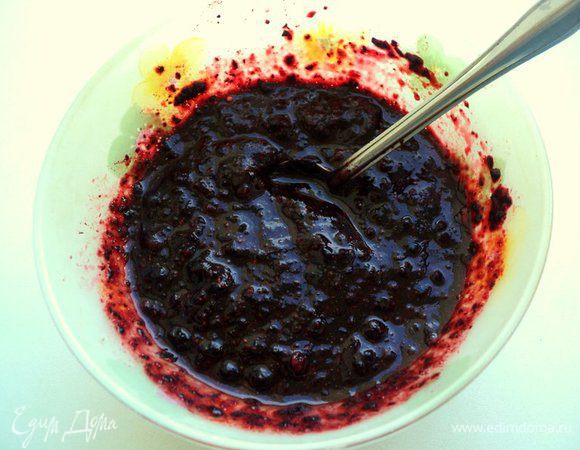 Немного черники отложить для украшения, а оставшуюся чернику смешать со 1 столовой ложкой сахар и взбить до однородности блендером. Добавить 1 ст. ложку крахмала, перемешать.