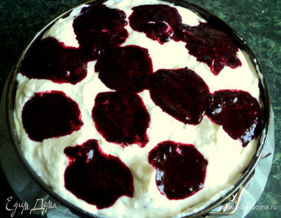 Сделать в творожной массе небольшие углубления и выложить ягодную массу.