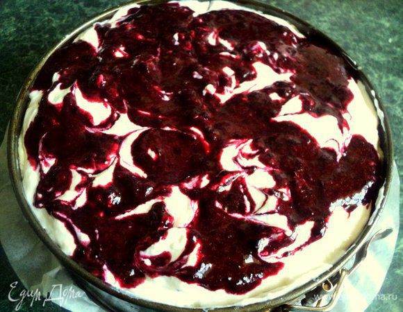 Сделать при помощи зубочистки узоры. Поместить в нагретую до 180 градусов духовку и выпекать около 1 часа. 