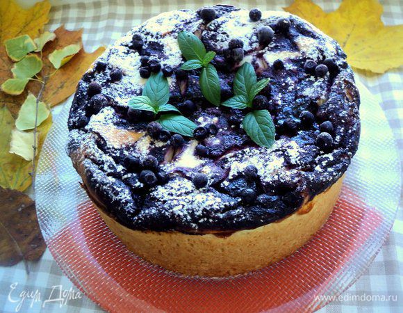 Дать чизкейку полностью остыть в форме. Украсить пирог сахарной пудрой и оформить отложенными ягодками черники.