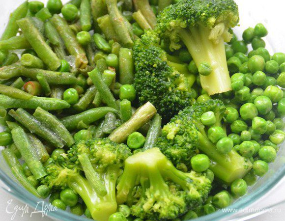 Для приготовления овощного соуса нам понадобятся зелёный горошек, стручковая фасоль, брокколи. В кипящей подсоленной воде проварить овощи пару минут. Переложить их в ледяную воду на 10 секунд, затем слить воду. В подсоленной воде отварить пасту.