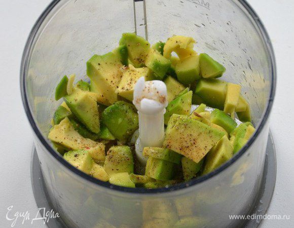 Авокадо разрезать пополам, вынуть косточку, очистить. Нарезать кусочками вместе с чесноком. Спагетти отварить в подсоленной воде до готовности, откинуть на дуршлаг. В чашу блендера поместить авокадо, чеснок, сок лимона, оливковое масло, посолить, поперчить по вкусу.