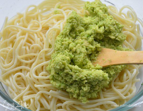 Затем добавить полученное пюре из авокадо к отваренным спагетти. Аккуратно перемешать.