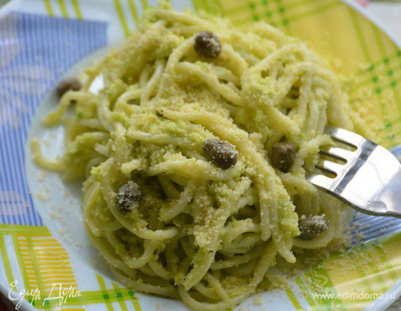 Спагетти с авокадо подавать в горячем виде. Посыпать пармезаном и каперсами по вкусу.
Buon appetito!!!