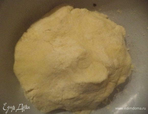 Перемешать муку и разрыхлитель. Охлаждённый маргарин натереть на крупной тёрке, соединить с мукой и порубить ножом в крошку. Добавить сметану, 1 стакан сахара и желтки. Замесить тесто.