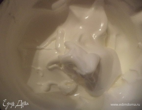 Охлаждённые белки взбить с 1 стаканом сахара в крутую пену.