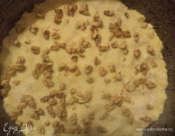 Тесто разделить на 3 части. Первую часть теста раскатать в круг по размеру формы для выпечки. Форму смазать маслом, подсыпать мукой и выложить в форму круг из теста. Подпечь корж при температуре 180 градусов до полуготовности, 10 минут. Вынуть форму из духовки, посыпать рублеными орехами. На орехи выложить треть белковой пены. Допечь до готовности коржа и до подрумянивания белковой пены.