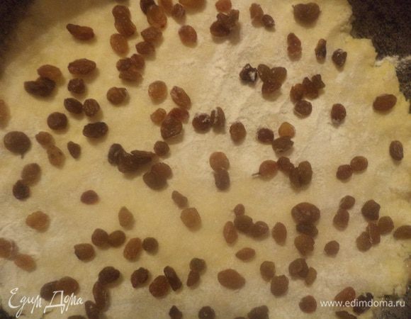 Аналогично выпекаем второй корж, но посыпаем изюмом.